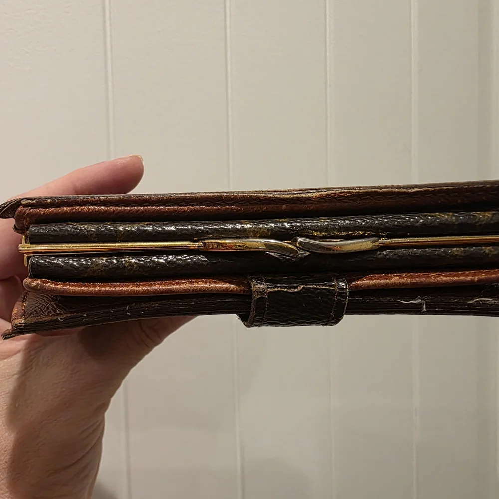 Louis Vuitton Damier Kisslock Monogram Wallet - Picture 6 of 11